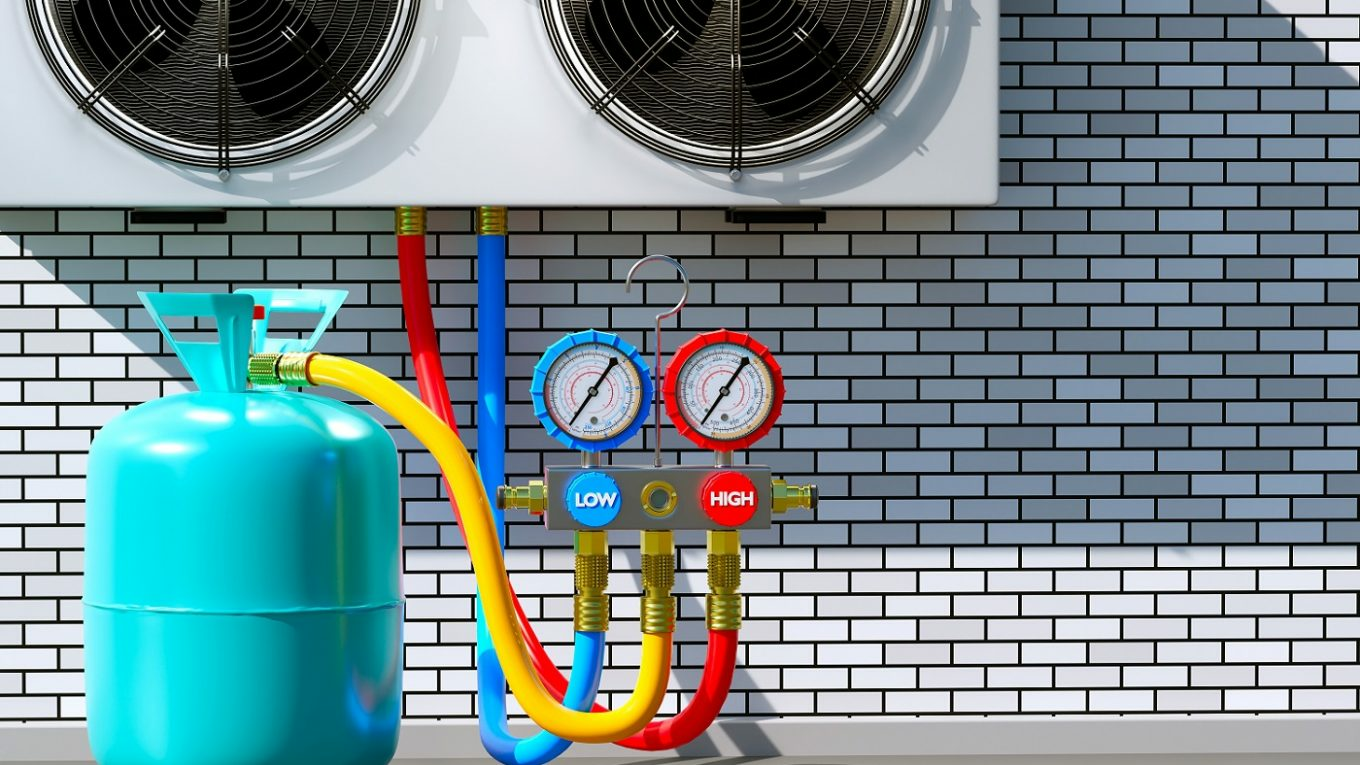 Técnico verificando gás refrigerante em ar-condicionado